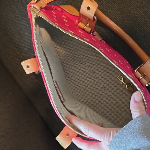 Dooney and Bourke Pink Signature Handbag - Picture 5 of 8